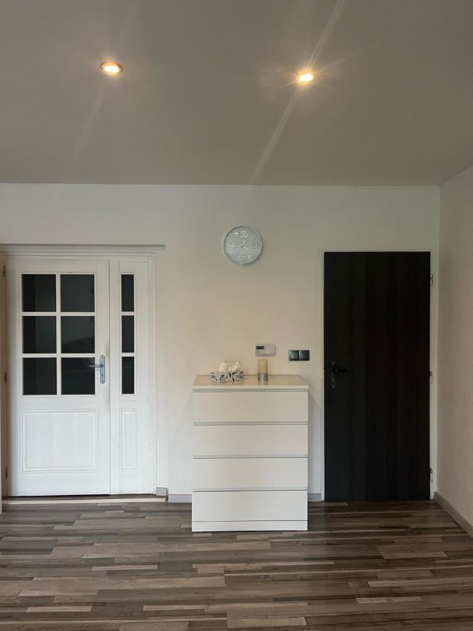 Apartman V Rodinnem Dome ยาโรเมียร์จ ภายนอก รูปภาพ