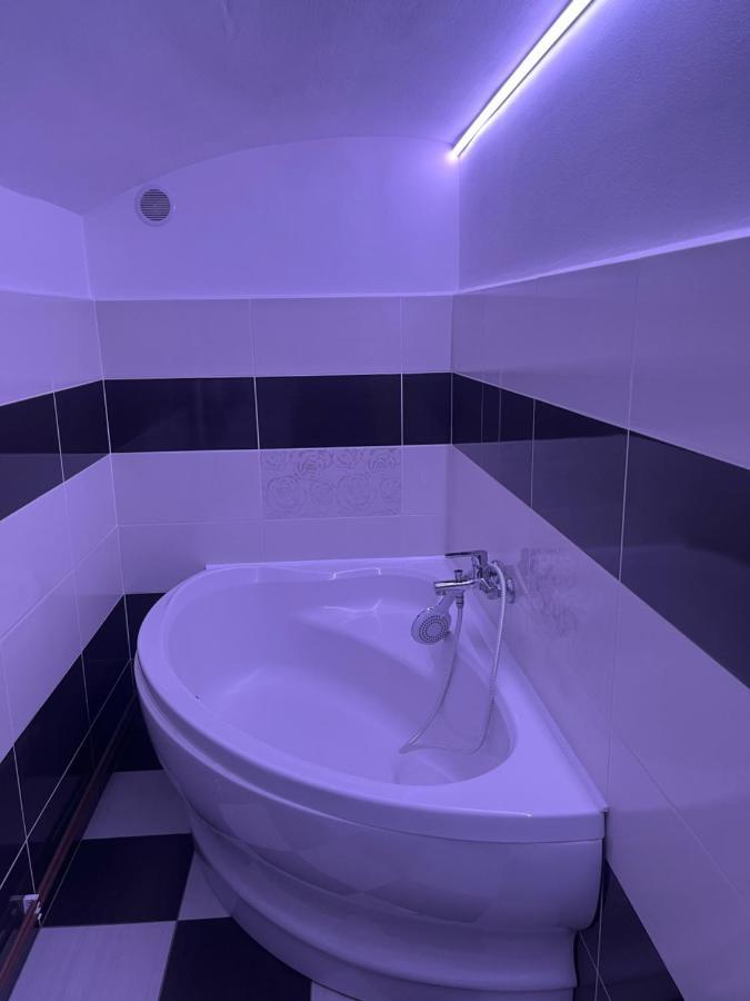Apartman V Rodinnem Dome ยาโรเมียร์จ ภายนอก รูปภาพ