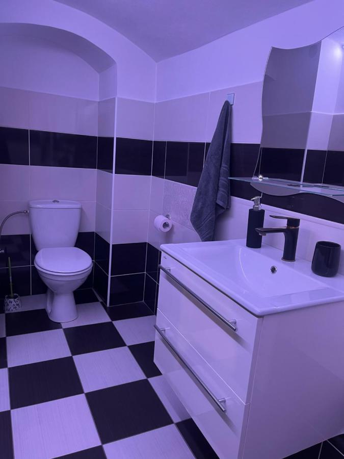 Apartman V Rodinnem Dome ยาโรเมียร์จ ภายนอก รูปภาพ