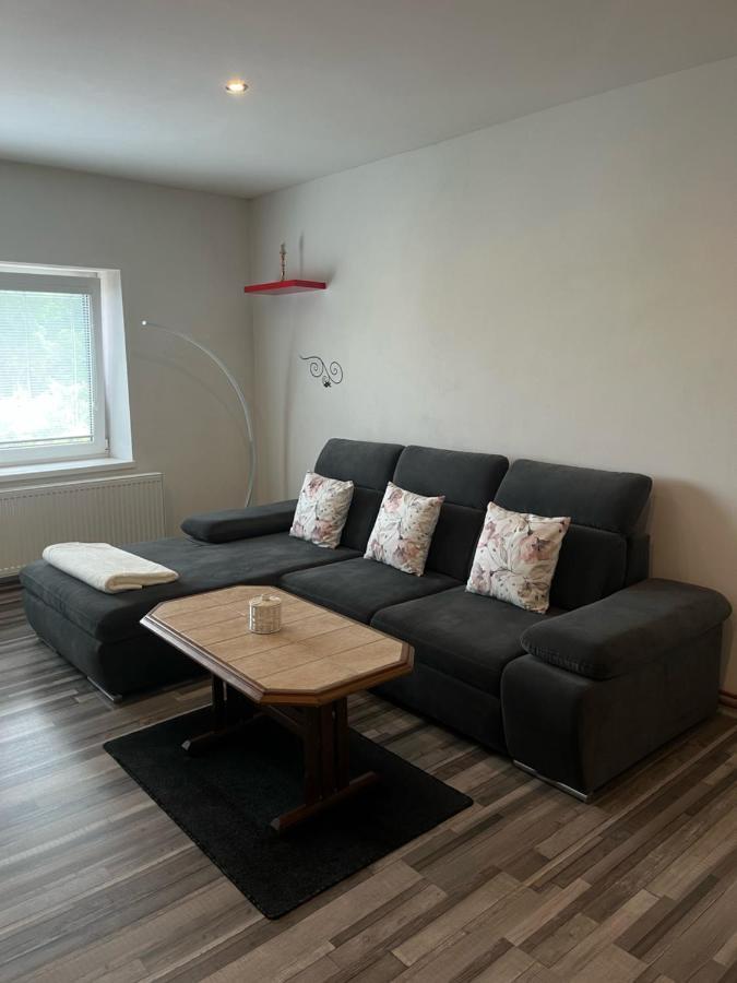 Apartman V Rodinnem Dome ยาโรเมียร์จ ภายนอก รูปภาพ