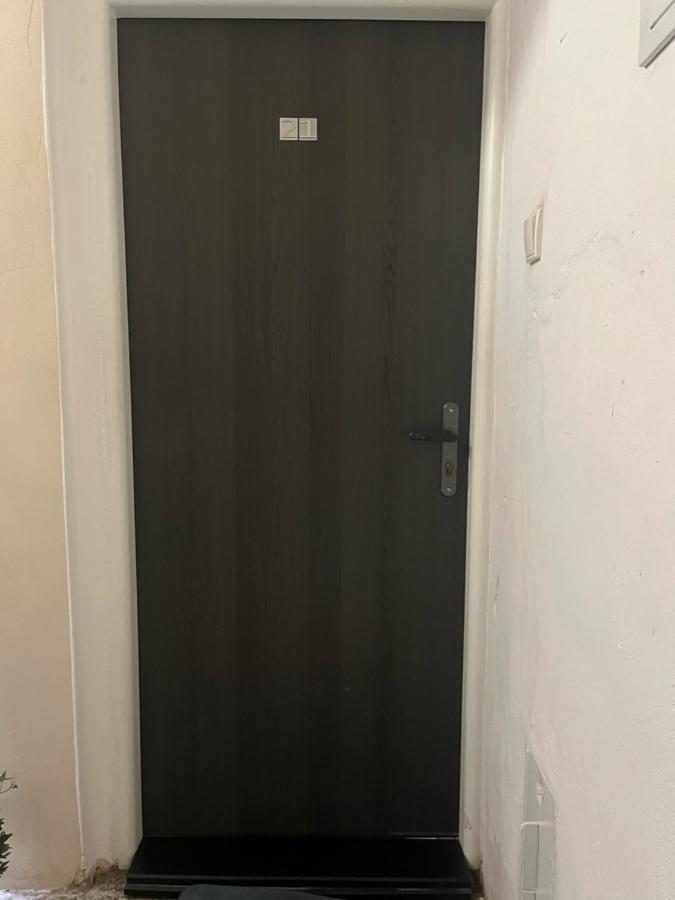 Apartman V Rodinnem Dome ยาโรเมียร์จ ภายนอก รูปภาพ